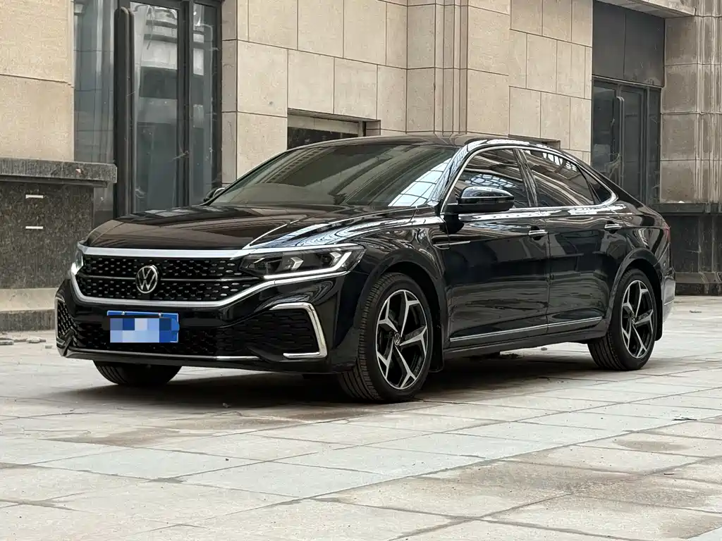 Volkswagen Passat 2023 — фото 1