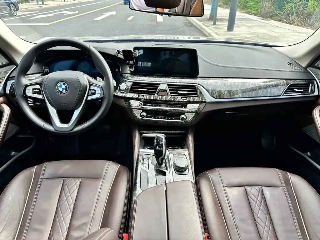 BMW 5 Series 2019 — фото 12