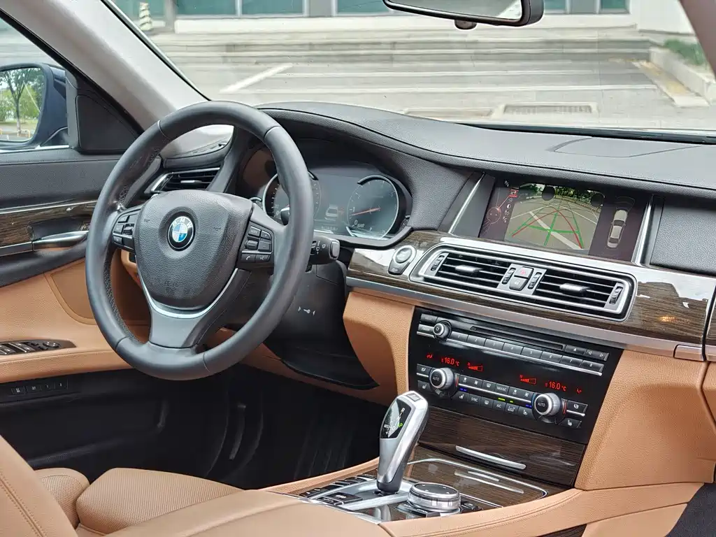 BMW 7 Series 2015 — фото 11