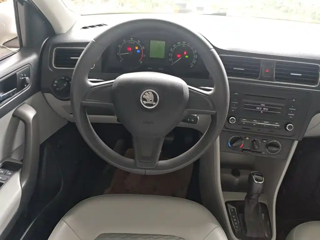 Skoda Rapid 2016 — фото 11