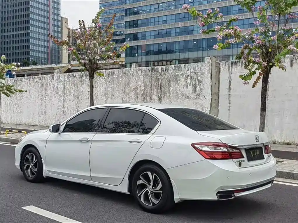 Honda Accord 2017 — фото 8