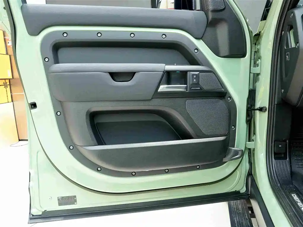 Land Rover Defender 2023 — фото 18