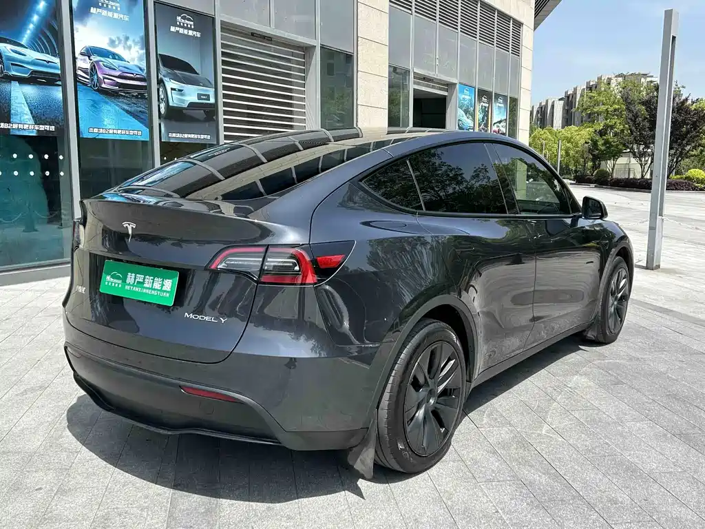Tesla Model Y 2024 — фото 10