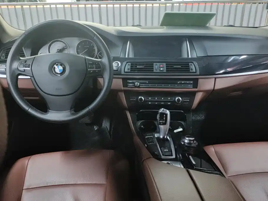 BMW 5 Series 2016 — фото 12