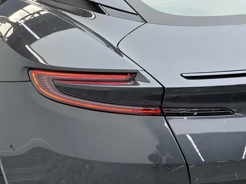 Aston Martin DB11 2020 — фото 33
