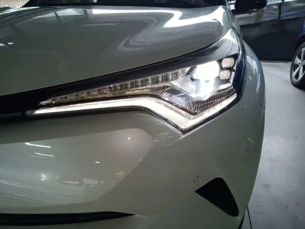 Toyota C-HR 2018 — фото 24