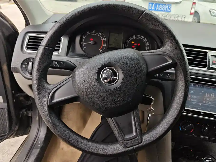 Skoda Rapid 2015 — фото 15