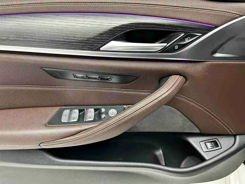 BMW 5 Series 2022 — фото 19