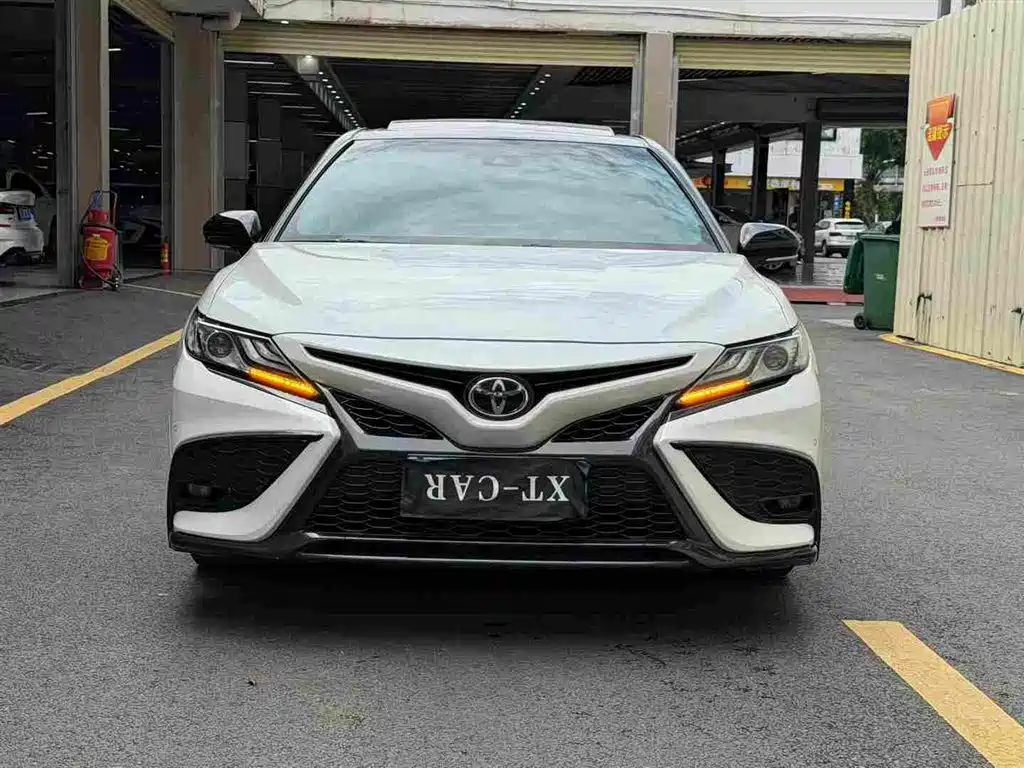 Toyota Camry 2022 — фото 2
