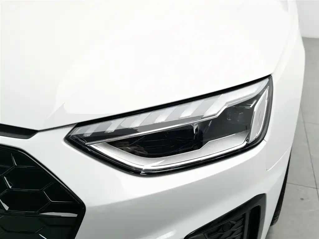Audi A4L 2023 — фото 7