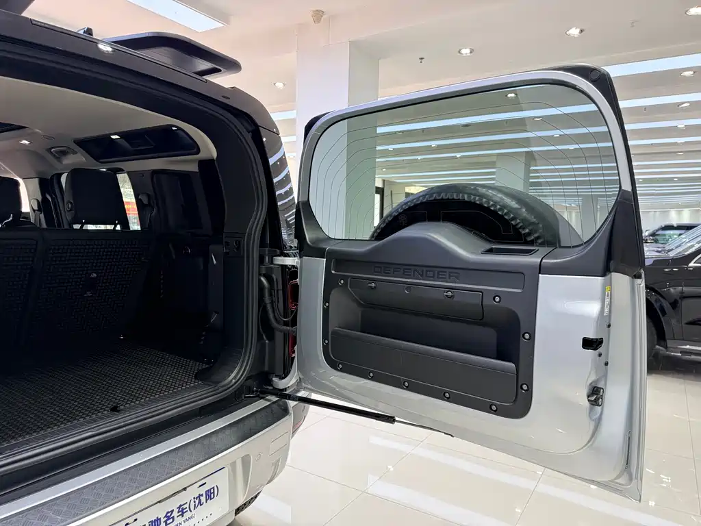 Land Rover Defender 2021 — фото 26