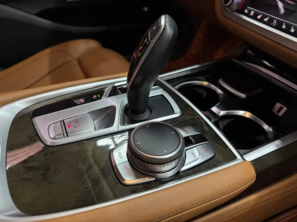 BMW 7 Series 2017 — фото 15