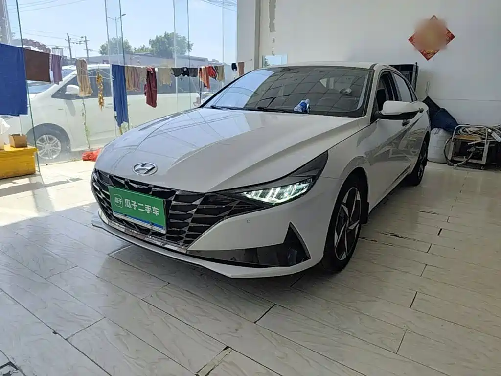 Hyundai Elantra 2023 — фото 1