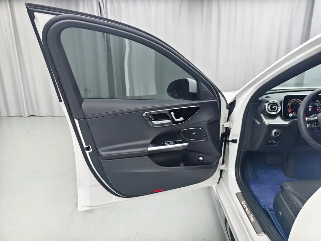 Mercedes-Benz C-Class 2023 — фото 7