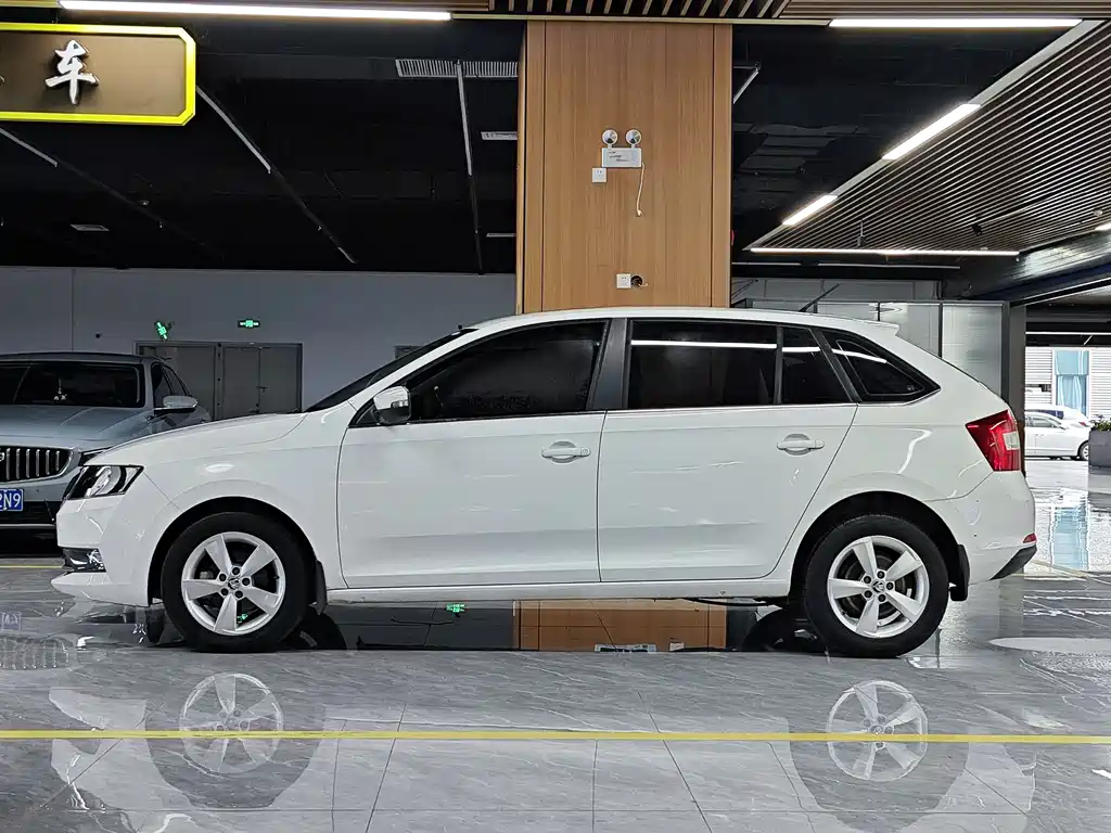 Skoda Rapid Spaceback 2019 — фото 3