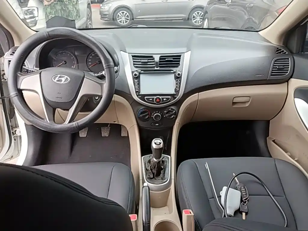 Hyundai Verna 2015 — фото 10