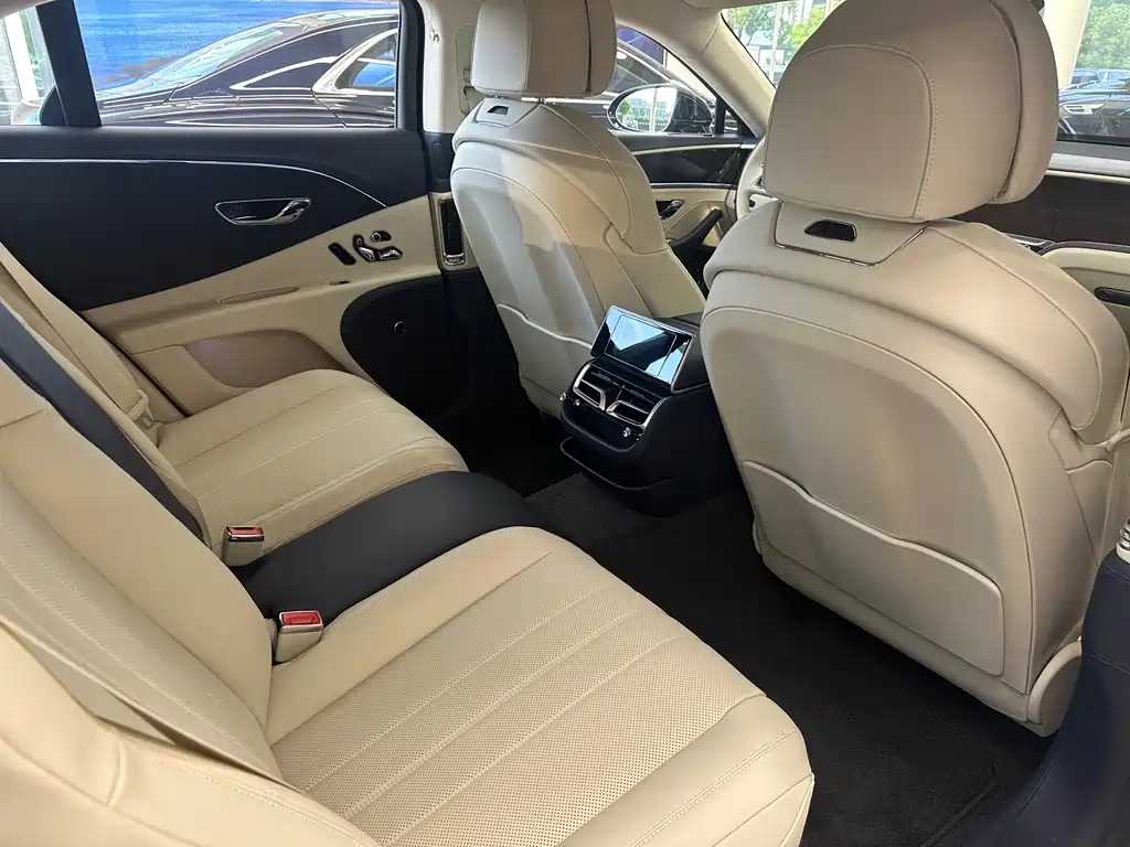 Bentley Flying Spur PHEV — фото 11