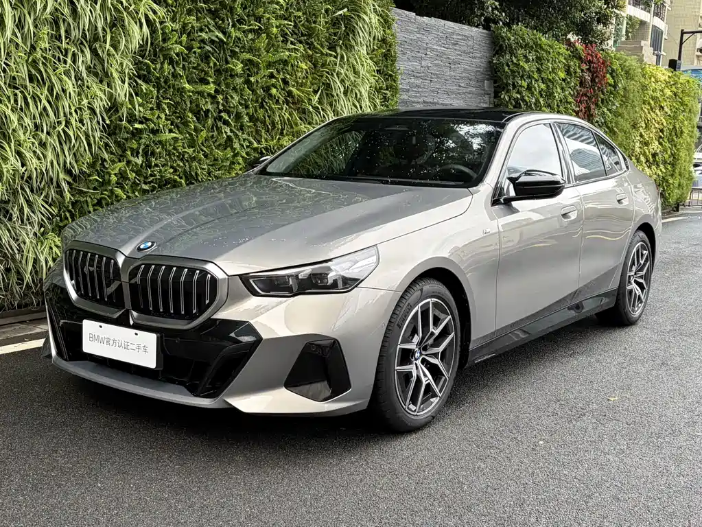 BMW 5 Series 2025 — фото 1