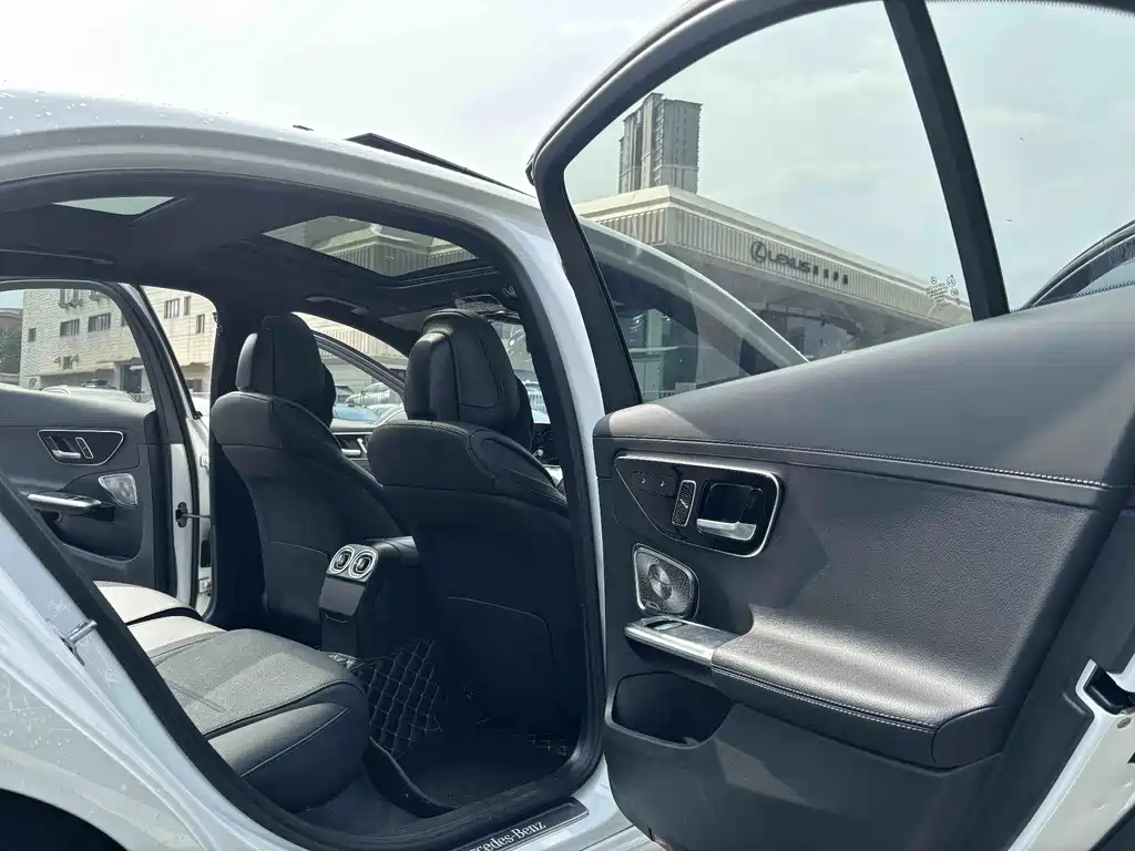Mercedes-Benz C-Class 2023 — фото 16