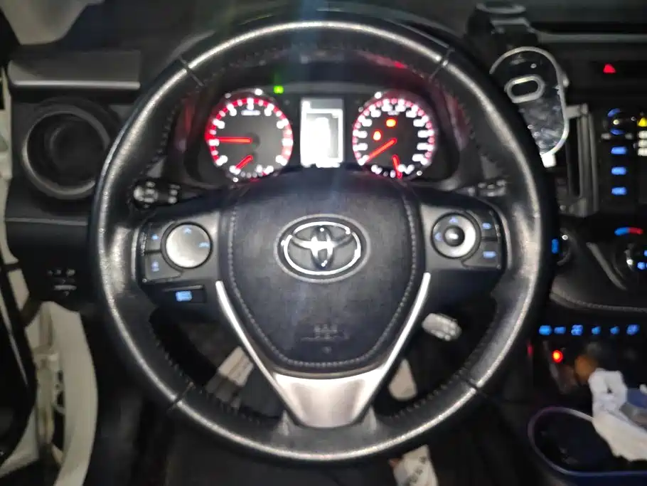 Toyota RAV4 2018 — фото 15