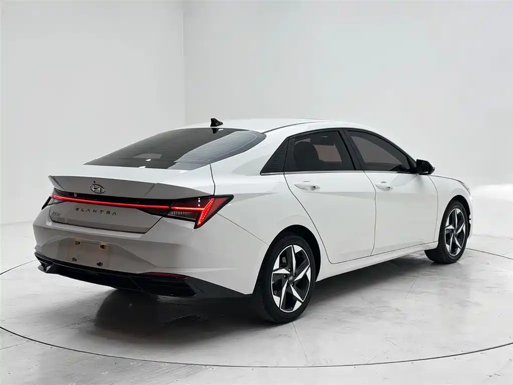 Hyundai Elantra 2022 — фото 6