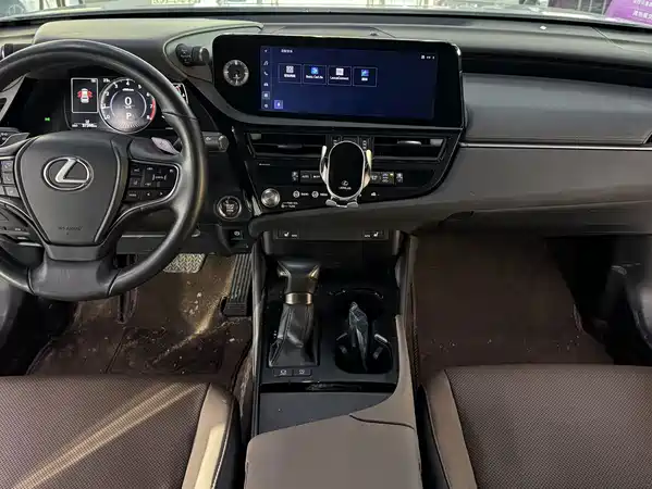Lexus ES 2024