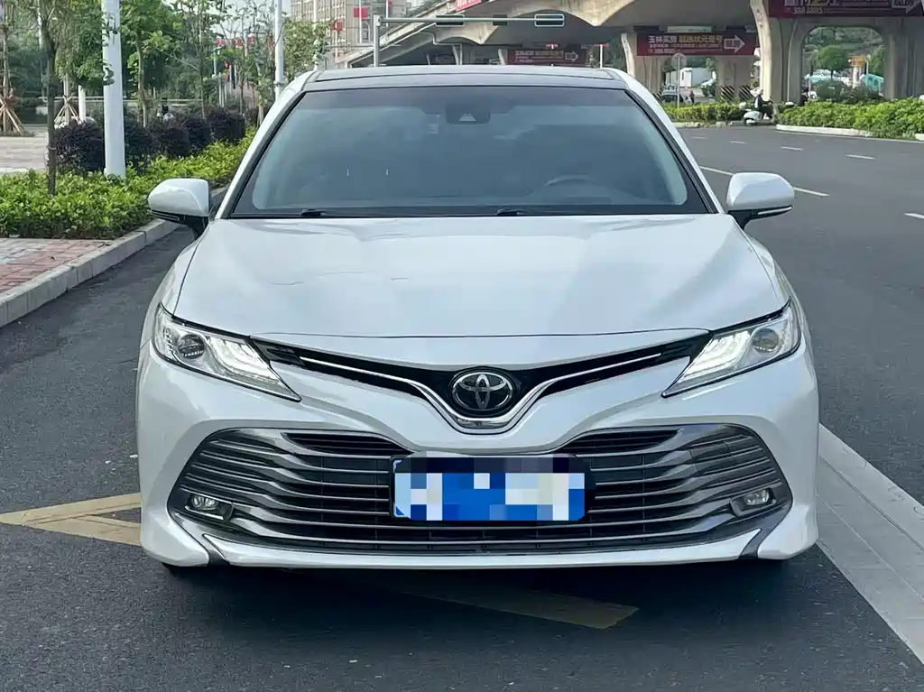 Toyota Camry 2018 — фото 2
