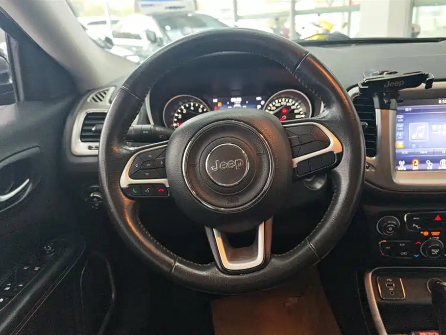 Jeep Compass 2017 — фото 14