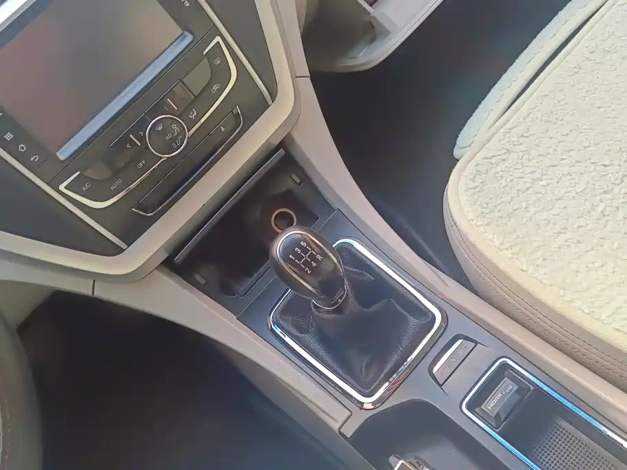 Geely Emgrand 2015 — фото 16