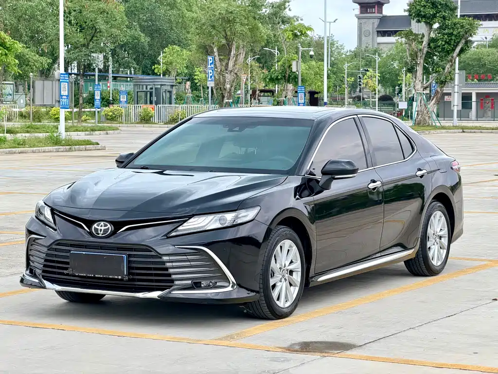 Toyota Camry 2023 — фото 1