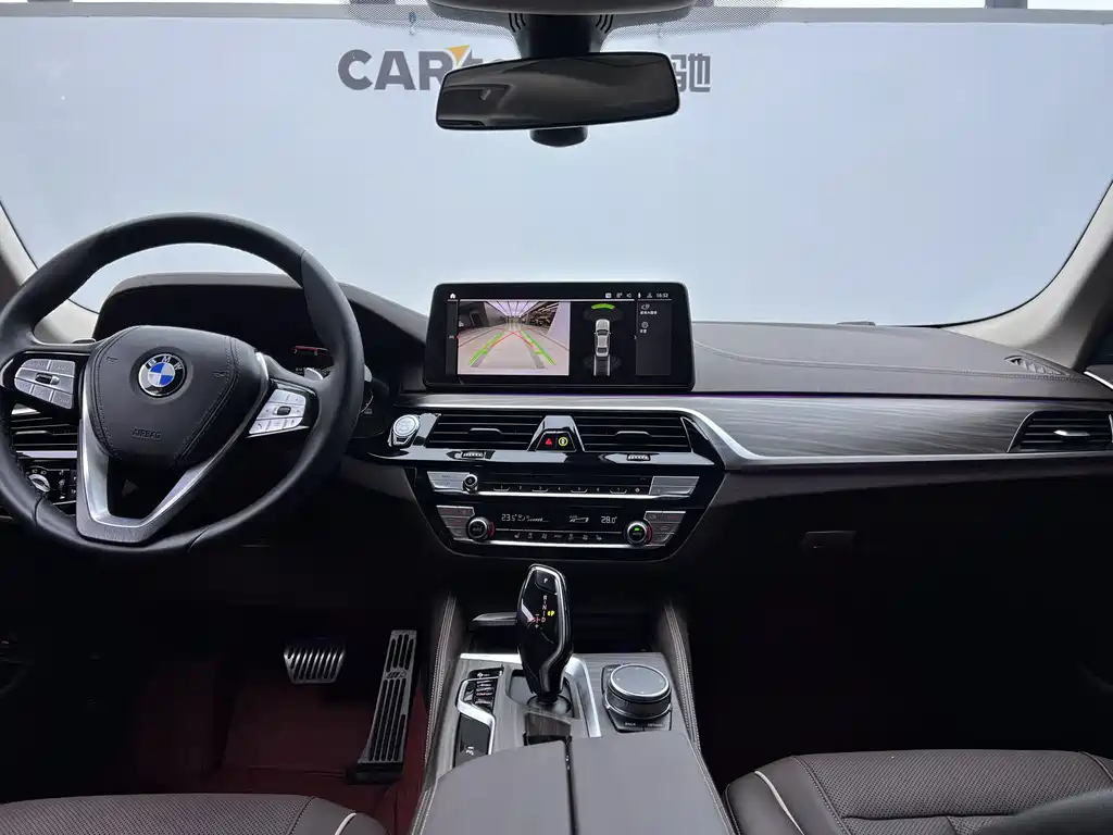 BMW 5 Series 2021 — фото 9