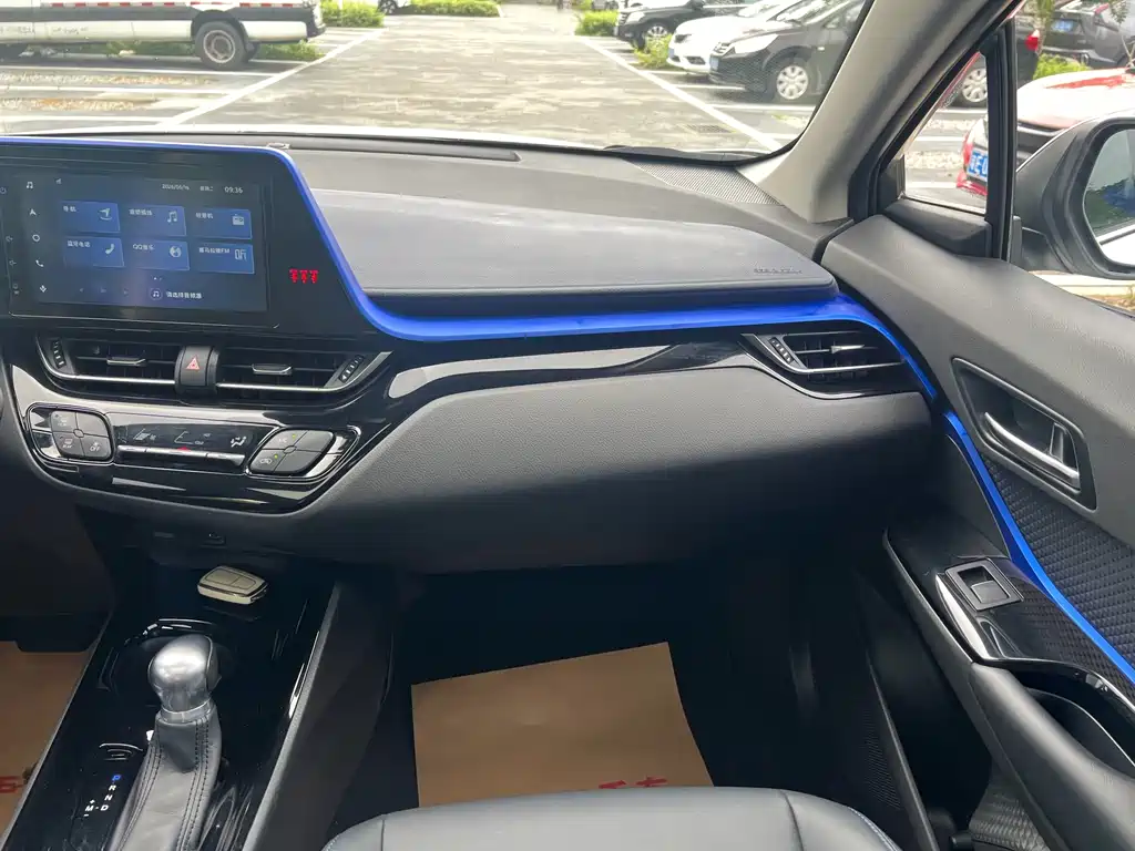 Toyota C-HR 2023 — фото 18
