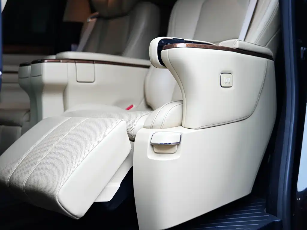 Toyota Alphard 2017 — фото 25