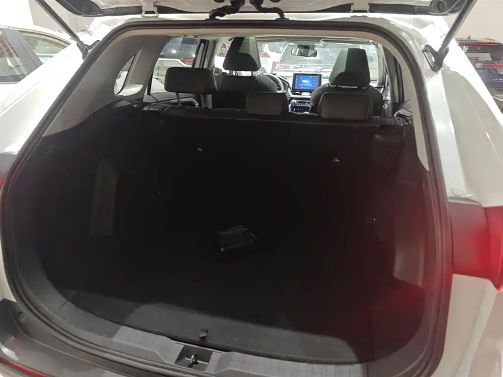 Toyota RAV4 2021 — фото 19