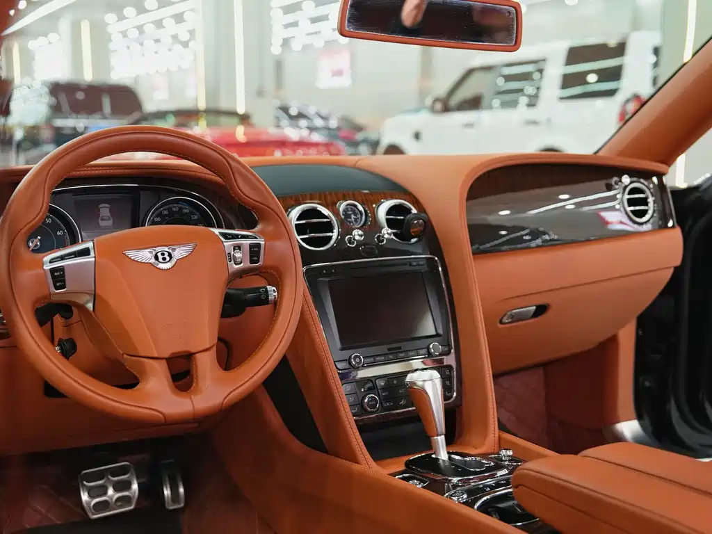 Bentley Flying Spur 2017 — фото 16