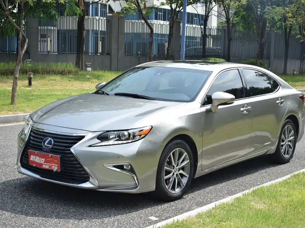 Lexus ES 2017 — фото 1