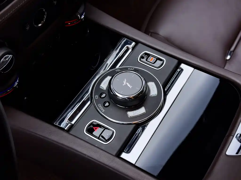 Rolls-Royce Wraith 2018 — фото 18