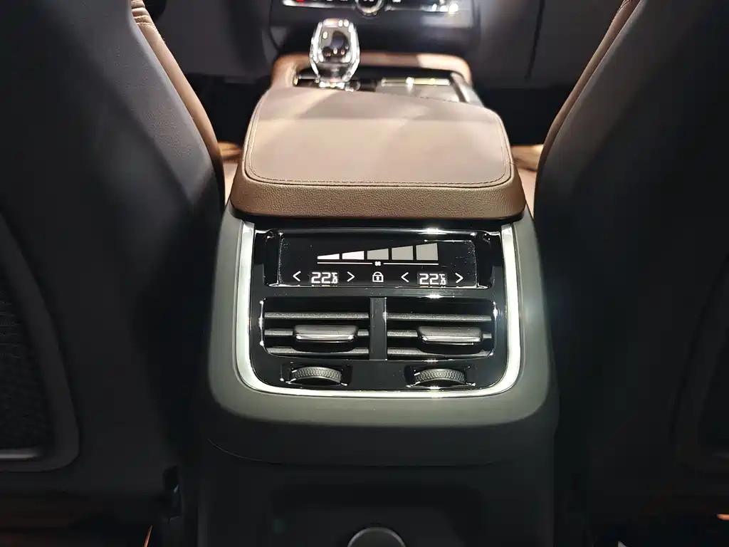 Volvo XC90 PHEV 2024 — фото 15