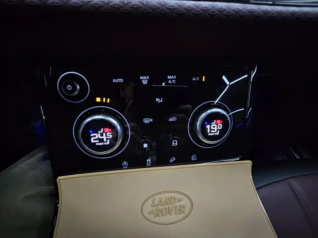 Land Rover Evoque 2023 — фото 17