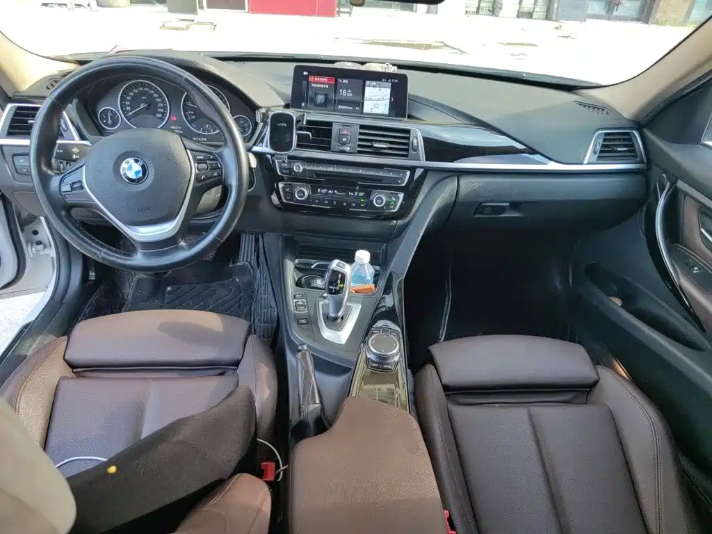BMW 3 Series 2019 — фото 10