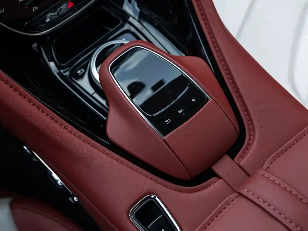 Aston Martin DBS 2019 — фото 13