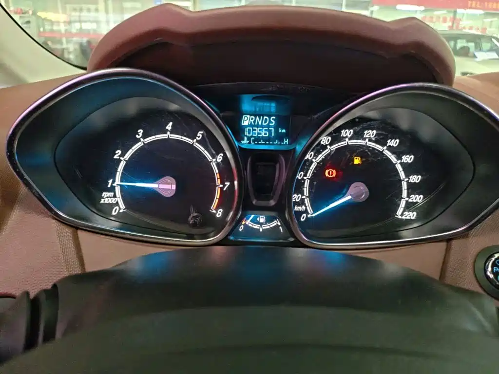 Ford Fiesta 2014 — фото 12