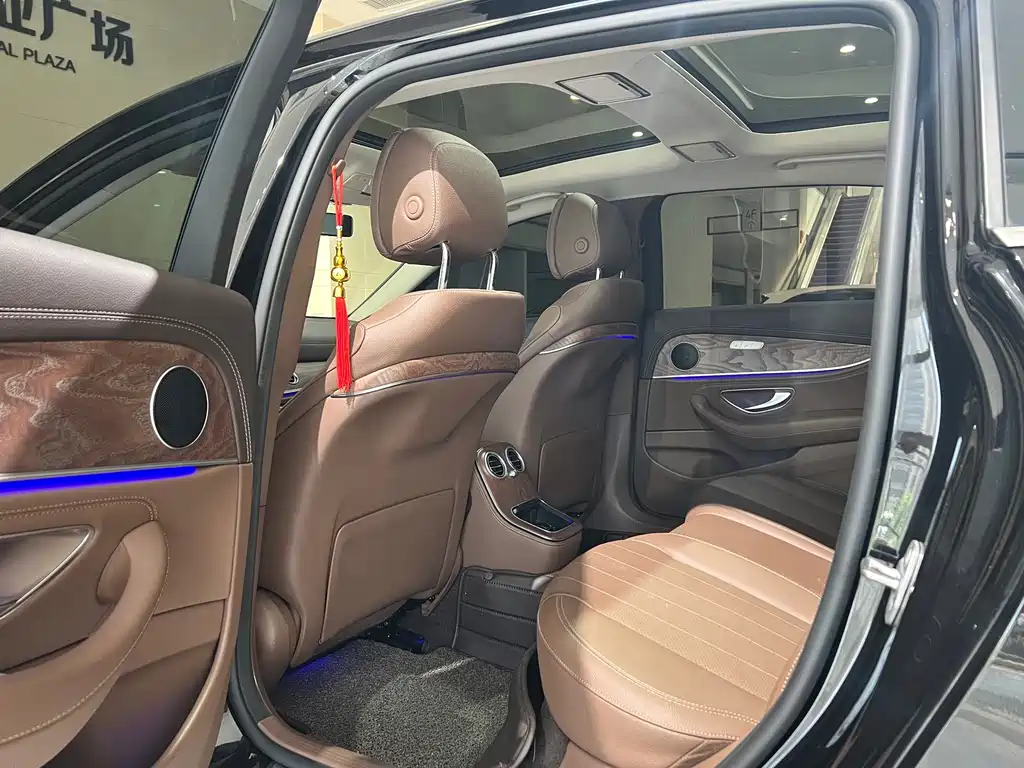Mercedes-Benz E-Class 2023 — фото 12