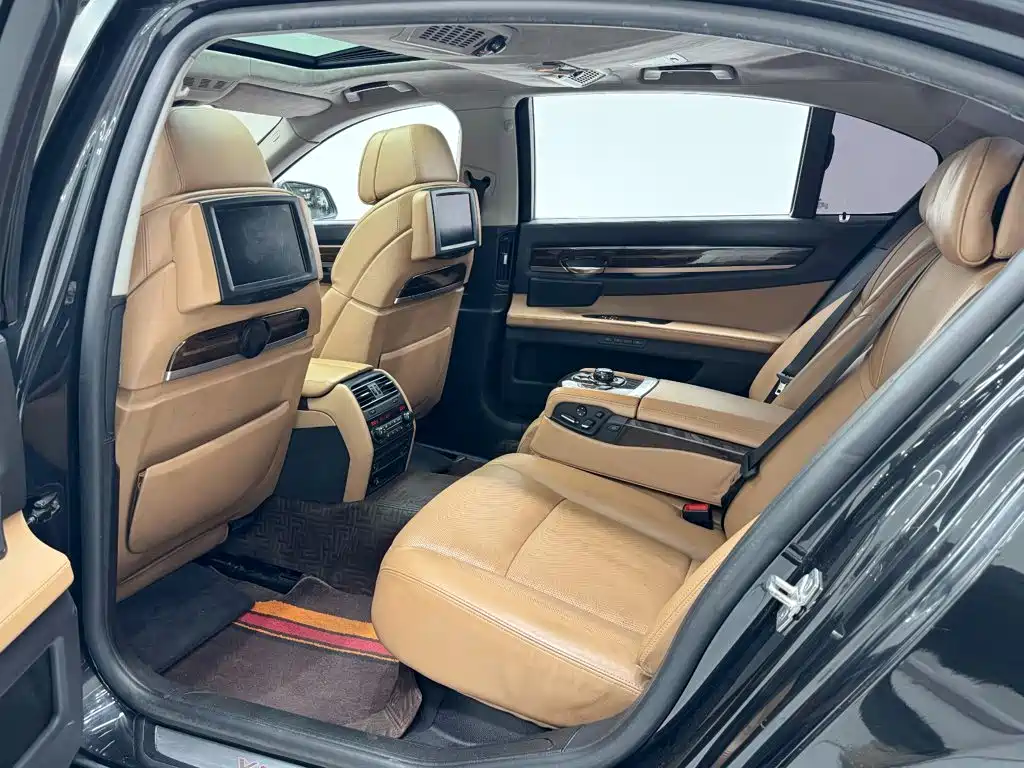 BMW 7 Series 2012 — фото 20
