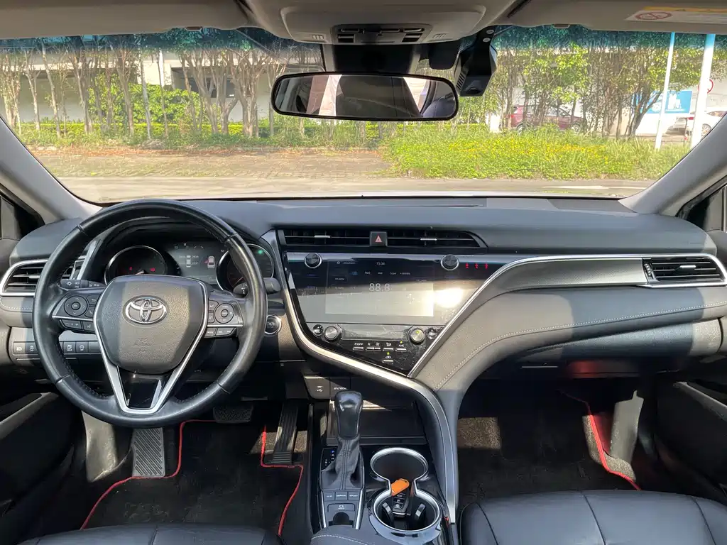 Toyota Camry 2019 — фото 10