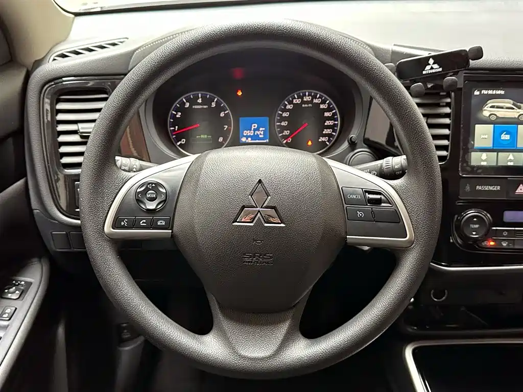 Mitsubishi Outlander 2023 — фото 12