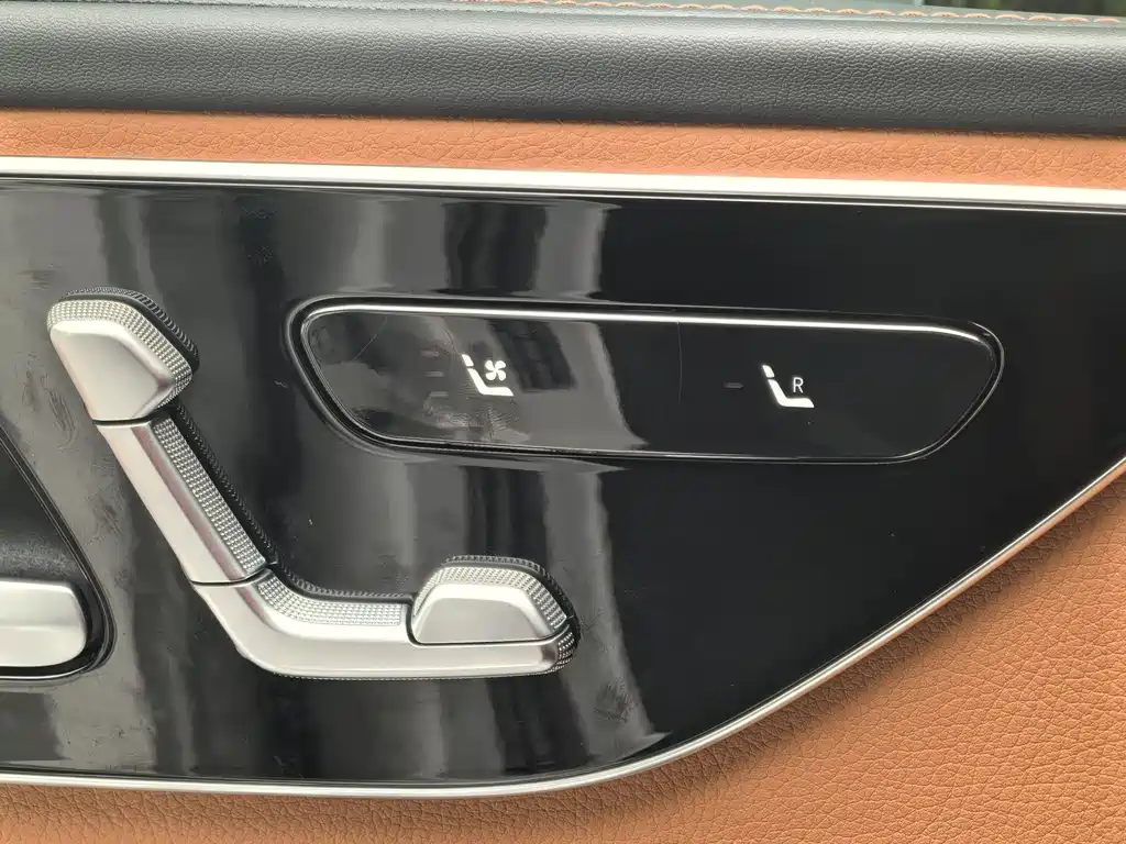 Mercedes-Benz C-Class 2023 — фото 10
