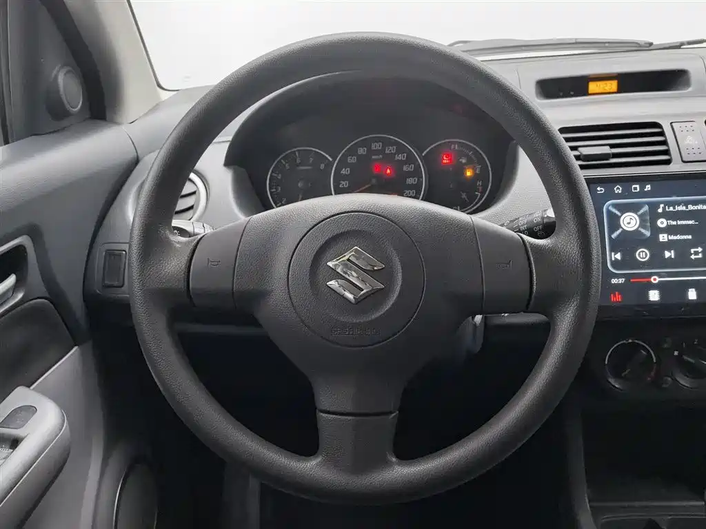 Suzuki Swift 2015 — фото 11