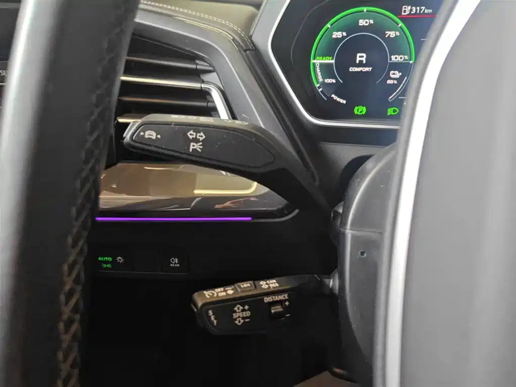 Audi Q4 e-tron 2023 — фото 14