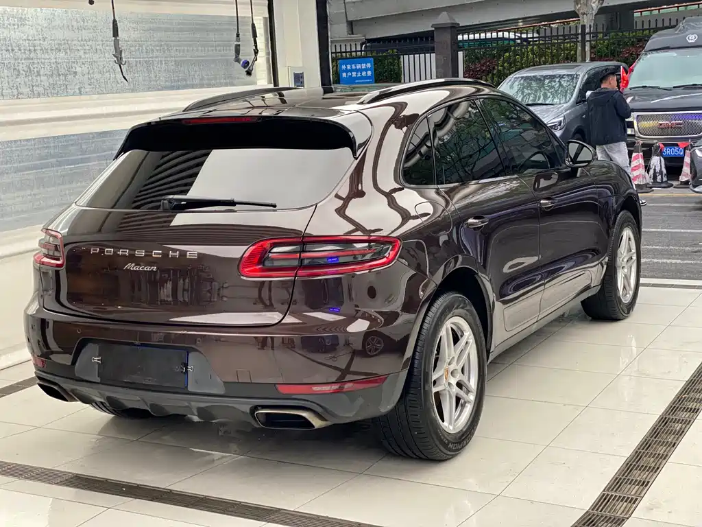 Porsche Macan 2017 — фото 11